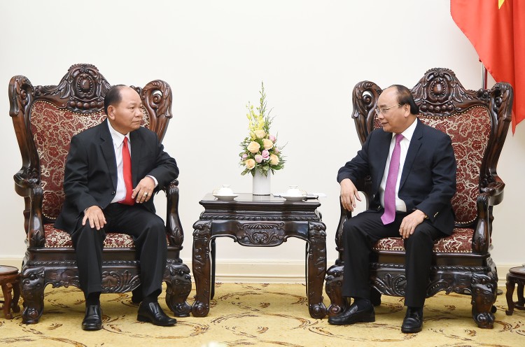 Thủ tướng Nguyễn Xuân Phúc và Bộ trưởng Nội vụ Lào Khammanh Sounvileuth. Ảnh: VGP