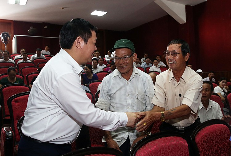 Phó Thủ tướng Vương Đình Huệ thăm hỏi các cử tri tỉnh Hà Tĩnh. Ảnh: VGP