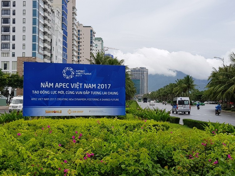 Nhịp sống phố biển Đà Nẵng rộn ràng không khí APEC 2017. Ảnh: VGP