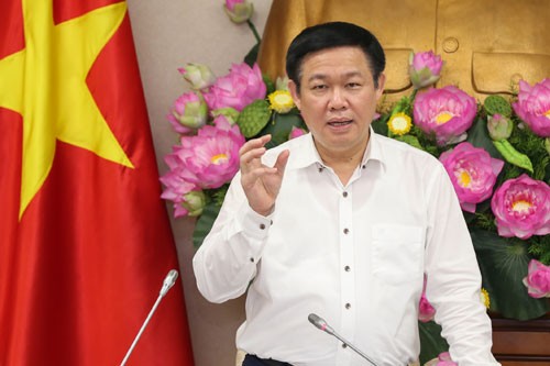Phó Thủ tướng Vương Đình Huệ làm việc với Ban Thường trực Ủy ban Trung ương MTTQ Việt Nam về việc tổ chức Chương trình truyền hình trực tiếp "Chung tay vì người nghèo" năm 2017. Ảnh: VGP