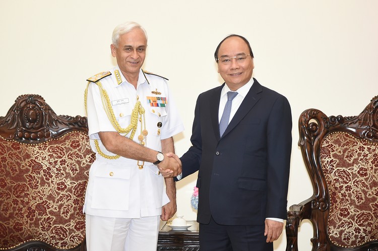 Thủ tướng Nguyễn Xuân Phúc tiếp Chủ tịch Uỷ ban Tham mưu trưởng kiêm Tư lệnh Hải quân Ấn Độ. Ảnh: VGP