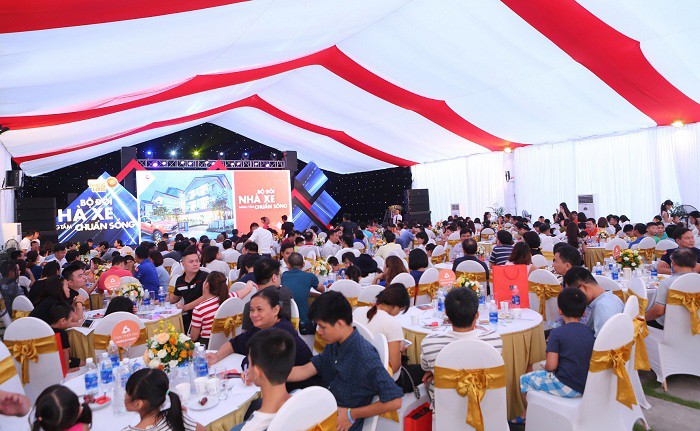 Hơn 300 khách hàng đã đến tham dự sự kiện bốc thăm trúng thưởng tại Vinhomes Thăng Long