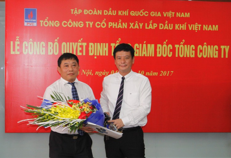 Ông Nguyễn Đình Thế (trái) nhận quyết định bổ nhiệm. Ảnh: PVC
