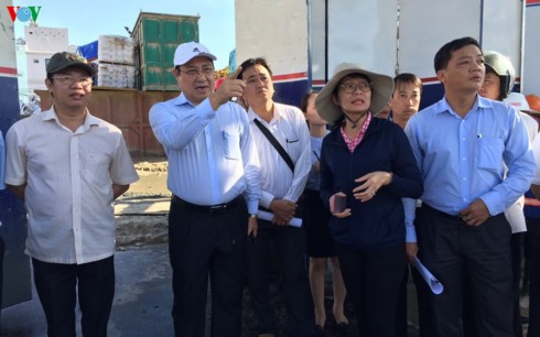 Chủ tịch UBND TP Đà Nẵng Huỳnh Đức Thơ (thứ 2 từ trái) kiểm tra tiến độ các công trình phục vụ APEC.