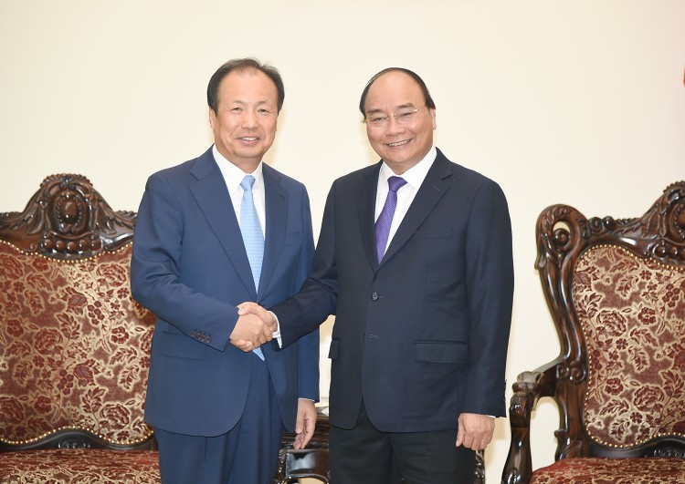 Thủ tướng Nguyễn Xuân Phúc và ông Shin Jong Kyun, Chủ tịch Hội đồng quản trị, Tổng Giám đốc Công ty Samsung Electronics Hàn Quốc. Ảnh: VGP
