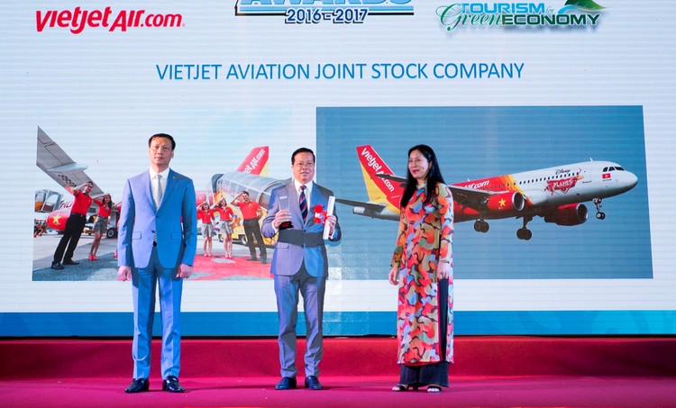 Ông Chu Việt Cường - Thành viên HĐQT Vietjet - nhận giải thưởng "Hãng hàng không tiên phong".