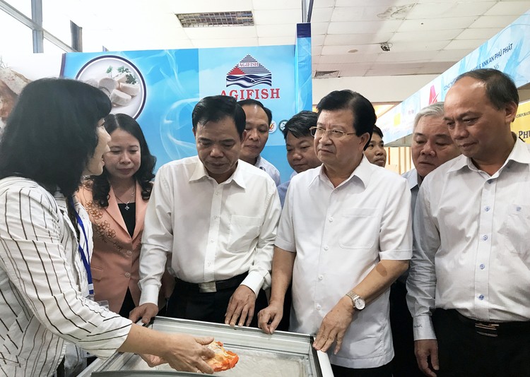 Phó Thủ tướng Trịnh Đình Dũng trao đổi với đại diện các DN thủy sản có mặt tại Hội chợ. Ảnh: VGP