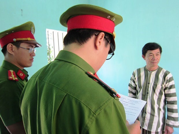 Cơ quan Công an Bình Định tống đạt quyết định khởi tố và lệnh tạm giam ông Hồ Minh Khiêm. Ảnh: Báo Bình Định
