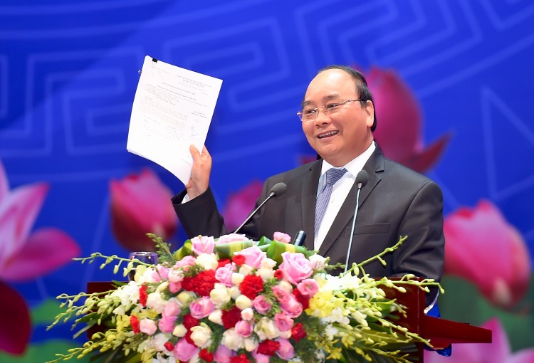Tại Hội nghị với doanh nghiệp ngày 17/5, Thủ tướng Nguyễn Xuân Phúc công bố Chỉ thị số 20 về việc không thanh tra doanh nghiệp một năm quá một lần. Ảnh: VGP