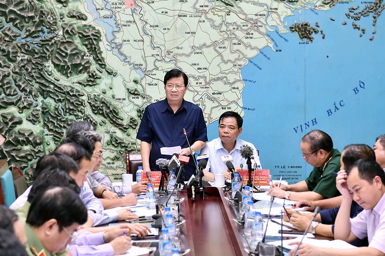 Phó Thủ tướng Trịnh Đình Dũng yêu cầu các bộ, ngành, địa phương nhanh chóng triển khai các biện pháp nhằm bảo đảm an toàn tính mạng, tài sản của người dân. Ảnh: VGP