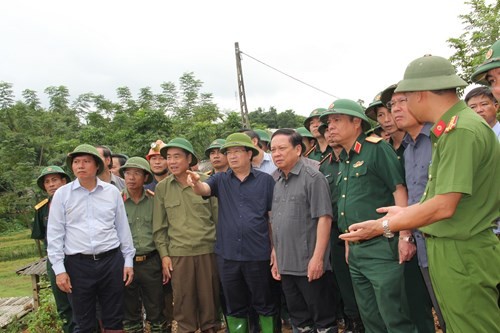 Phó Thủ tướng Trịnh Đình Dũng chỉ đạo việc tìm nạn nhân còn mất tích trong vụ sạt lở đất.