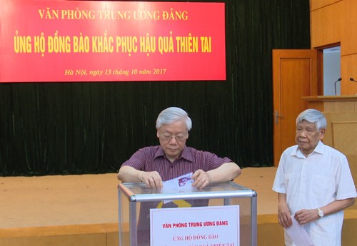 Tổng Bí thư Nguyễn Phú Trọng; nguyên Tổng Bí thư Lê Khả Phiêu ủng hộ đồng bào bị ảnh hưởng thiên tai. Ảnh: CPV.org.vn