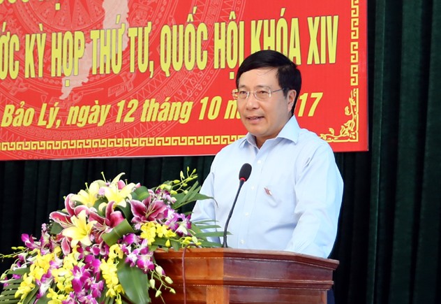 Phó Thủ tướng Phạm Bình Minh tiếp xúc cử tri xã Bảo Lý. Ảnh: VGP