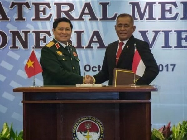 Bộ trưởng Bộ Quốc phòng Ngô Xuân Lịch và Bộ trưởng Bộ Quốc phòng Indonesia Ryamizard Ryacudu. Ảnh: TTXVN