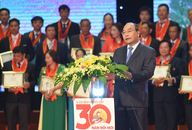 Thủ tướng phát biểu tại Chương trình Tự hào nông dân Việt Nam 30 năm Đổi mới. Ảnh: VGP