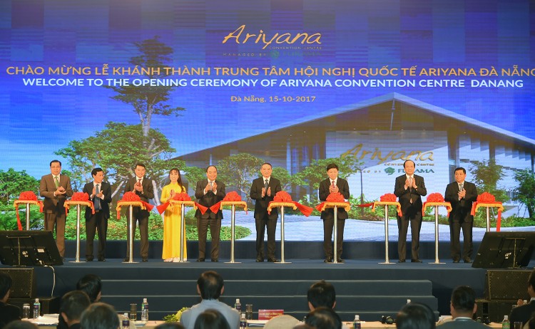 Thủ tướng Nguyễn Xuân Phúc cắt băng khánh thành Trung tâm hội nghị quốc tế Ariyana. Ảnh: VGP
