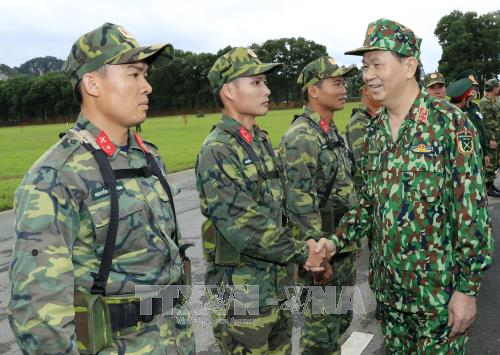 Chủ tịch nước Trần Đại Quang thăm hỏi các chiến sĩ. Ảnh: TTXVN