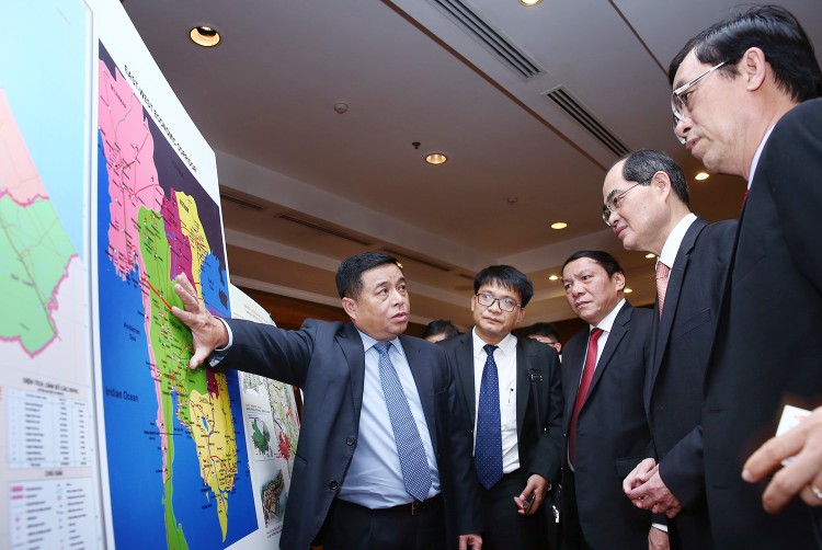 Bộ trưởng Bộ KH&ĐT Nguyễn Chí Dũng giới thiệu với Bộ trưởng Bộ Công Thương Singapore Lim Hng Kiang  về các tiềm năng, lợi thế của Quảng Trị. Ảnh: Lê Tiên