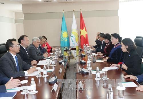 Chủ tịch Quốc hội Nguyễn Thị Kim Ngân tiếp Ban lãnh đạo Đảng cầm quyền Nuotan của CH Kazakhstan. Ảnh: TTXVN.