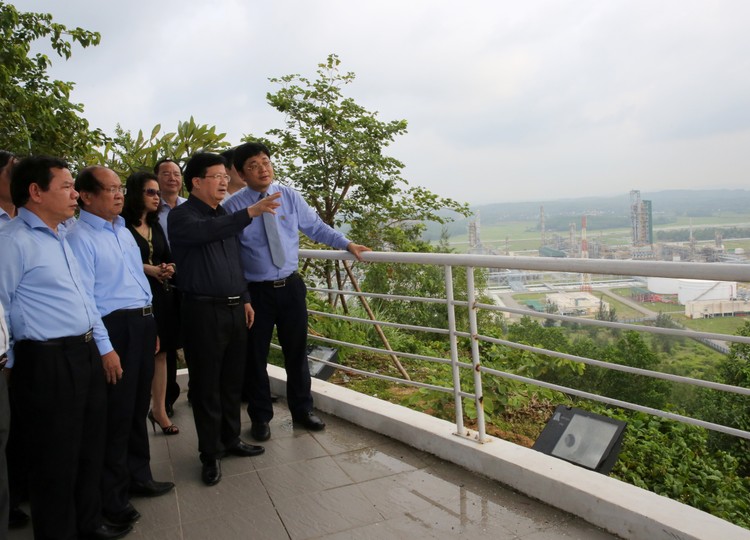 Phó Thủ tướng Trịnh Đình Dũng nghe trình bày phương án mở rộng Nhà máy Lọc dầu Dung Quất. Ảnh VGP