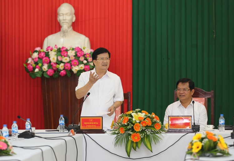 Phó Thủ tướng Trịnh Đình Dũng phát biểu tại buổi làm việc. Ảnh VGP