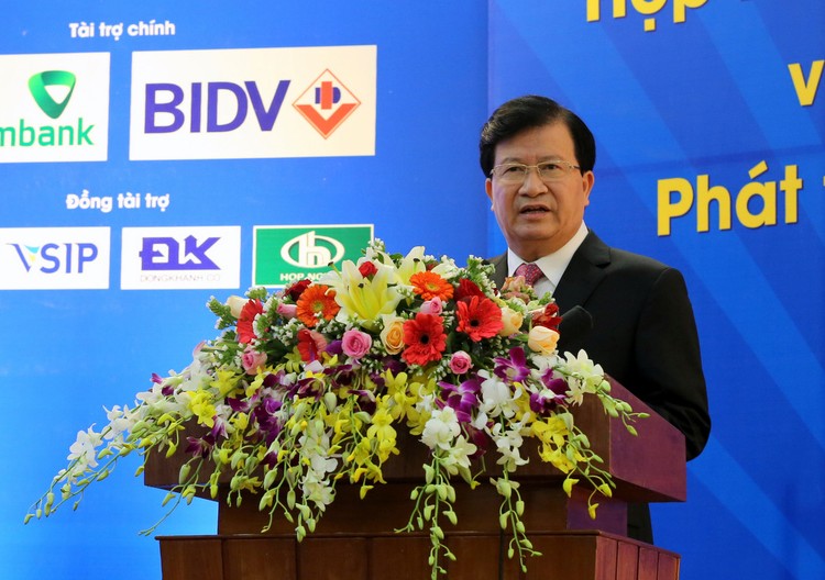Phó Thủ tướng khẳng định  tỉnh Quảng Ngãi có lợi thế về nhiều mặt để trở thành trung tâm kinh tế biển mạnh, tạo thế tiến ra biển, nhằm bảo vệ vững chắc chủ quyền biển đảo của Tổ quốc. Ảnh: VGP