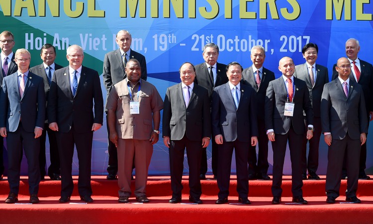 Thủ tướng Nguyễn Xuân Phúc cùng các Bộ trưởng Tài chính APEC. - Ảnh: VGP
