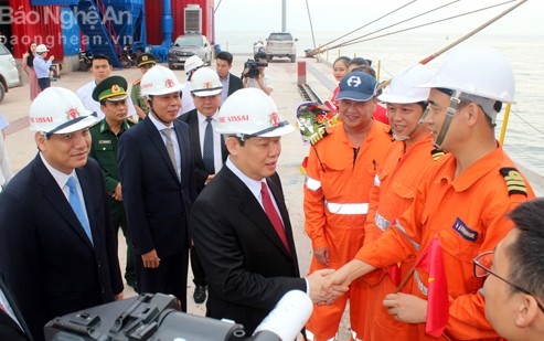 Phó Thủ tướng Vương Đình Huệ chúc mừng thủy thủ đoàn tàu 63.000 tấn cập cảng.