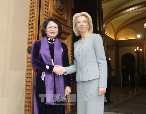 Phó Chủ tịch nước Đặng Thị Ngọc Thịnh và Chủ tịch Quốc hội Latvia Inara Munierce. Ảnh: TTXVN