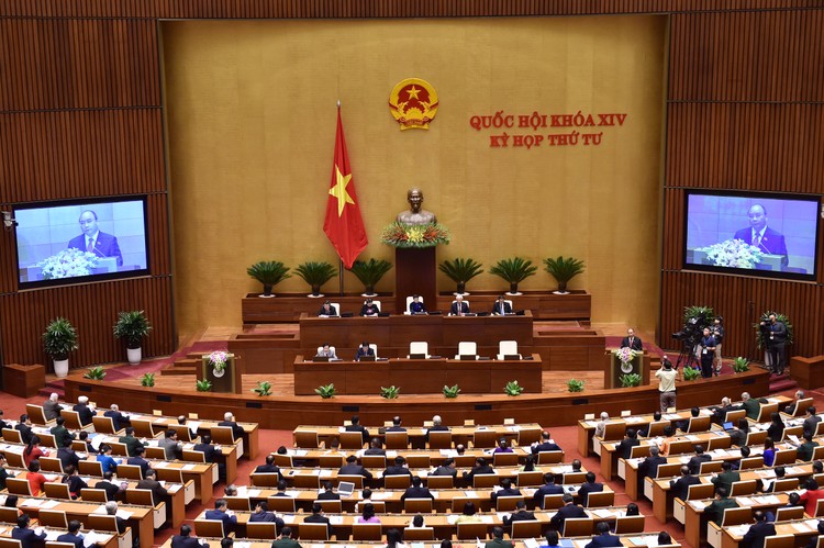 Thủ tướng Nguyễn Xuân Phúc trình bày báo cáo tình hình kinh tế - xã hội trong phiên khai mạc Kỳ họp thứ 4 Quốc hội khóa XIV. Ảnh: AGP