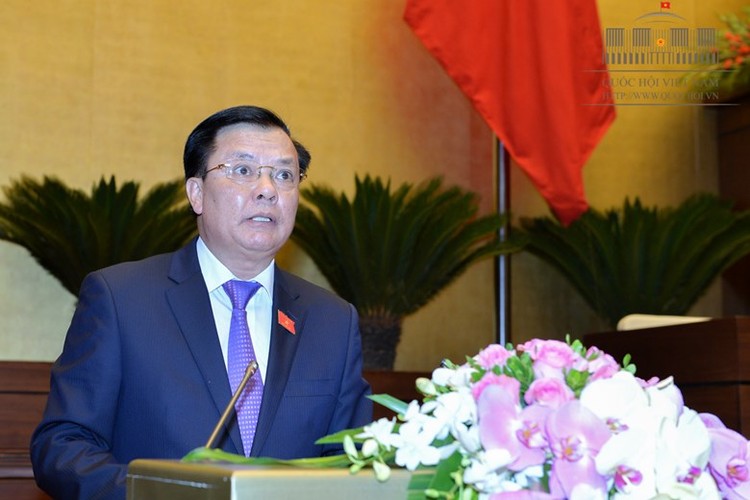 Bộ trưởng Bộ Tài chính Đinh Tiến Dũng trình bày báo cáo tại Quốc hội.