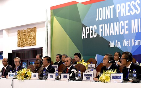 Bộ trưởng Tài chính các nền kinh tế APEC dự họp báo. Ảnh: VGP