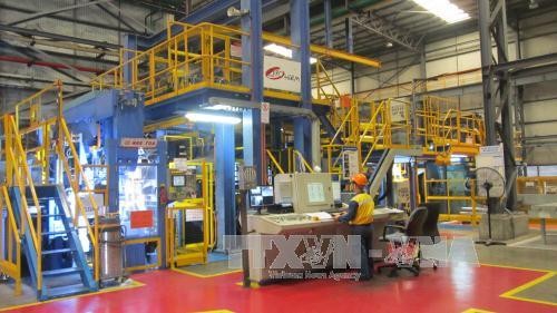 Công nhân điều khiển hệ thống sản xuất thép tại Công ty TNHH NS BlueScope, Khu công nghiệp Phú Mỹ, tỉnh Bà Rịa - Vũng Tàu. Ảnh: TTXVN