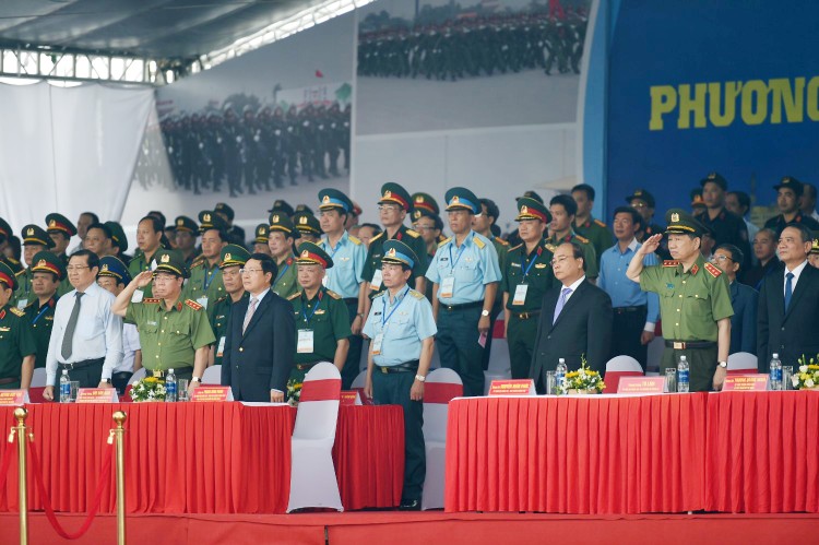 Thủ tướng Nguyễn Xuân Phúc và Phó Thủ tướng Phạm Bình Minh dự lễ xuất quân và diễn tập phương án bảo vệ Tuần lễ Cấp cao APEC 2017. Ảnh: VGP