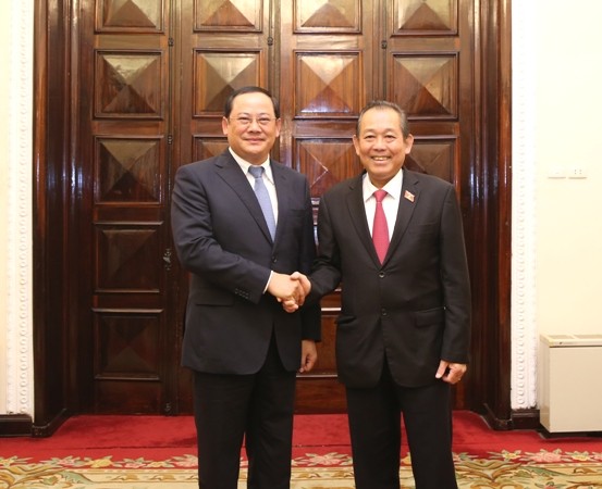 Phó Thủ tướng Thường trực Chính phủ Trương Hòa Bình và Phó Thủ tướng Lào Sonexay Siphandone. Ảnh: VGP
