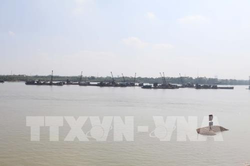 Hưng Yên: Bắt tàu khai thác cát trái phép trên sông Hồng. Ảnh minh họa: TTXVN