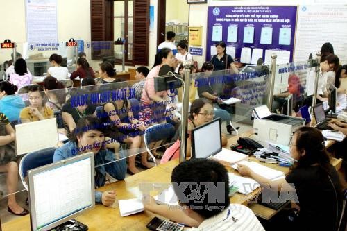 Nhiều doanh nghiệp ở Hà Nội chủ động nộp tiền nợ đọng bảo hiểm sau thanh tra. Ảnh: TTXVN
