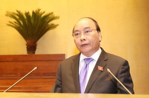Thủ tướng Nguyễn Xuân Phúc trình bày Tờ trình. Ảnh: TTXVN