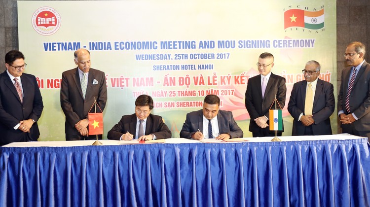 Ông Đỗ Nhất Hoàng, Cục trưởng FIA (Bộ KH&ĐT) và Neeraj Malik, Chủ tịch Incham ký kết biên bản ghi nhớ về hợp tác xúc tiến đầu tư giữa Việt Nam - Ấn Độ. Ảnh: Tường Lâm