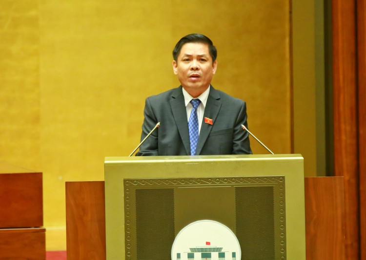 Bộ trưởng Bộ Giao thông vận tải Nguyễn Văn Thể báo cáo trước Quốc hội. Ảnh: VGP