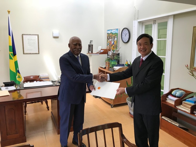 Đại sứ Đào Thành Chung trình Quốc thư lên Toàn quyền Saint Vincent và Grenadines. Ảnh: Bộ Ngoại giao