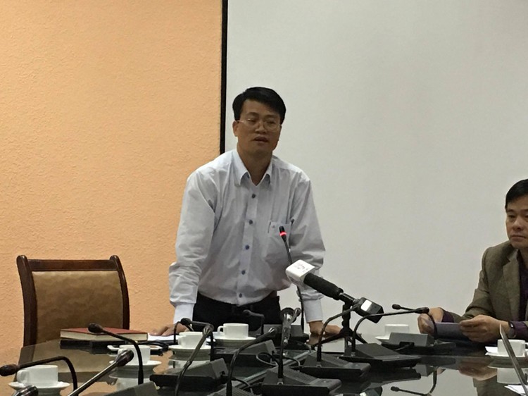 Ông Chu Đăng Trung được ủy quyền từ Thứ trưởng phụ trách Dược Trương Quốc Cường trả lời các câu hỏi của báo chí