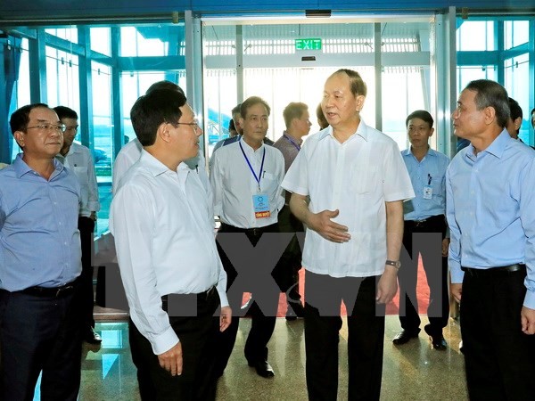 Chủ tịch nước Trần Đại Quang đi thăm và kiểm tra công tác đảm bảo an ninh, trật tự trong việc đón tiếp các nhà lãnh đạo các nền kinh tế thành viên APEC tại sân bay quốc tế Đà Nẵng. Ảnh: TTXVN