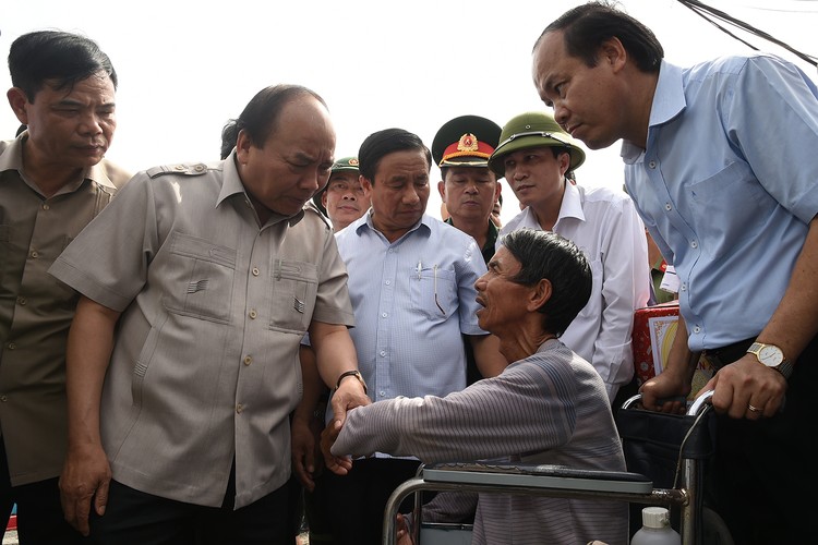 Thủ tướng thăm hỏi, động viên người dân bị thiệt hại do bão số 10 vào tháng 9 vừa qua tại Hà Tĩnh - Ảnh: VGP