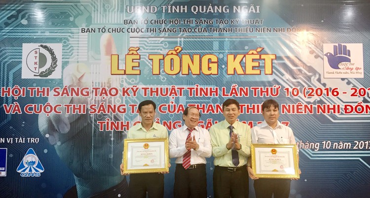 Kỹ sư Nguyễn Ngọc Thanh (bìa phải) nhận bằng khen của UBND tỉnh Quảng Ngãi
