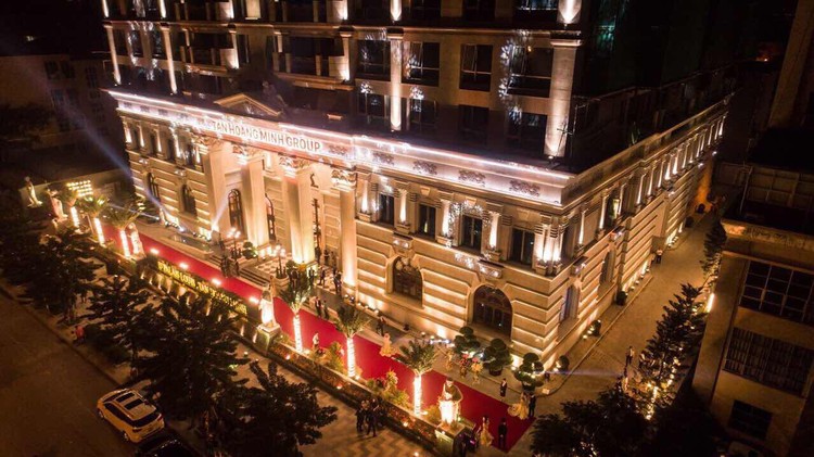 Với ánh sáng trang hoàng, lộng lẫy, D’. Palais Louis hiện hữu như một cung điện kiêu sa trên đại lộ Nguyễn Văn Huyên.
