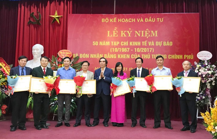 Thứ trưởng Bộ KH&ĐT Nguyễn Văn Trung trao tặng Bằng khen của Bộ trưởng Bộ KH&ĐT cho các tập thể. Ảnh: Hải Bình