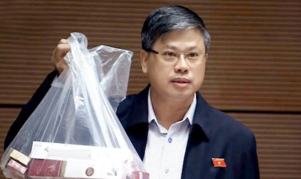 Đại biểu Nguyễn Sỹ Cương (đoàn Ninh Thuận) mang tới hội trường Quốc hội cả túi thuốc lá lậu mua được dễ dàng.