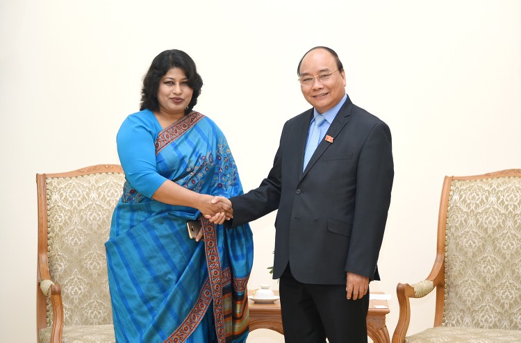 Thủ tướng Nguyễn Xuân Phúc tiếp Đại sứ Bangladesh, bà Samina Naz. Ảnh: VGP