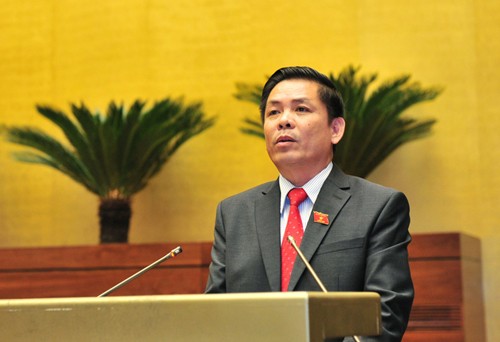 Bộ trưởng Bộ Giao thông vận tải Nguyễn Văn Thể báo cáo Quốc hội về dự án. Ảnh: VGP